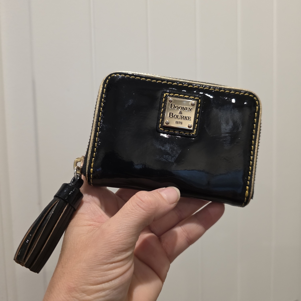 Dooney & Bourke Black Patent Leather Wallet In Excellent Condition - Picture 1 of 6